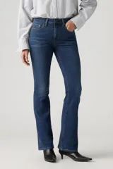 Jeans de corte bootcut con tiro alto, confeccionados en denim de lavado oscuro. Presentan un diseño clásico de cinco bolsillos, cierre de cremallera y botón metálico.