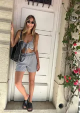 Short de tiro alto a rayas verticales azules y blancas, con cintura elastizada.