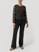 Jeans de tiro alto y pierna recta color negro, confeccionados en denim de mezcla de algodón y poliéster reciclado. Cuenta con un bordado decorativo en la pretina y bolsillos laterales.