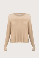 Blusa de punto fino color taupe con diseño de textura acanalada en mangas y hombros, cuello redondo y corte recto.