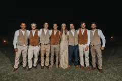 Chaleco de vestir color beige, con cuello en V y cierre frontal con botones. Confeccionado en gamuza y lino.