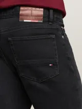 Pantalón de jean negro de corte ajustado, confeccionado en tejido denim de algodón elástico con Flex Technology y efecto gastado.