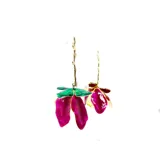 Caravanas colgantes con forma de flor invertida, con pétalos fucsia y hojas verdes, y un tallo dorado.