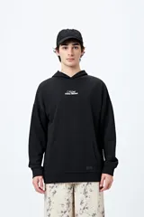 Canguro negro con capucha y bolsillo delantero. Presenta un bordado frontal y trasero con lettering “Mont Saint-Michel”.