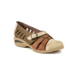 Zapato guillermina artesanal confeccionado en cuero, diseño multicolor combinando tonos beige, rojo y marrón, con perforaciones laterales, tiras en el empeine con hebilla metálica y suela baja con cámara de aire.