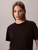 Remera negra de cuello redondo y manga corta, confeccionada en jersey de algodón supima, con logo emblemático de Calvin Klein bordado tono sobre tono en el pecho.
