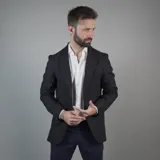 Saco de lana azul de corte clásico.