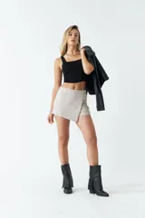 Top negro sin mangas, con escote cuadrado y confeccionado en poliéster y spandex.