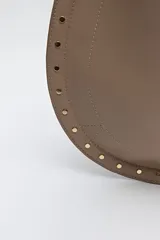 Bolso negro tipo hobo de símil cuero con textura suave y tachas metálicas en los bordes.