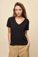 Remera blanca de algodón con escote en V y mangas cortas, de calce amplio y cómodo.