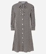 Vestido chemise midi de viscosa con estampado geométrico en blanco y negro. Tiene lazo en el cuello, abotonadura frontal y mangas 3/4.