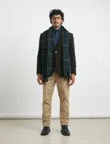 Camisa de manga larga con cuello button-down y bolsillo frontal. Confeccionada en tejido con elastano para mayor comodidad y libertad de movimiento.