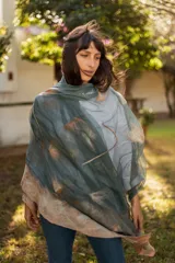 Pashmina grande de gasa de seda color azul petróleo con lana merino beige y seda pura.