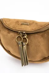 Cartera tipo bandolera de gamuza sintética color marrón, con diseño de media luna, cierre frontal con doble tirador metálico y detalle de borla lateral.