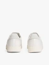 Zapatillas deportivas de estilo vintage confeccionadas en ante, con paneles tonales de texturas a contraste, cierre con cordones y suela cupsole de goma.