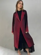 Tapado de paño de lana con diseño de solapas amplias, corte recto y bolsillos laterales ocultos. Presenta un degradado de color que va desde un tono bordó intenso en las solapas y puños hacia un tono más oscuro en el cuerpo.