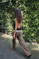 Jeans de tiro bajo con diseño de paneles reforzados en las rodillas, cinco bolsillos y cierre frontal con cremallera y botón metálico.