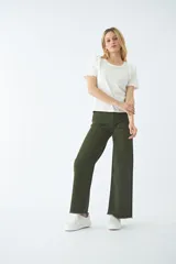 Pantalón de gabardina tiro alto con corte oxford y ruedo desflecado. Cuenta con cierre y botón frontal, sin bolsillos delanteros.