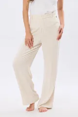 Pantalón de lino y viscosa color beige, de pierna amplia, corte recto y media cintura elastizada con presillas.