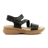 Sandalia de mujer color crema, con tira ancha sobre los dedos, tira cruzada sobre el empeine, pulsera con velcro al tobillo y plataforma baja.