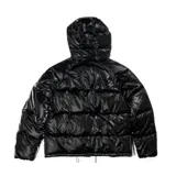 Campera puffer negra de poliéster con interior acolchado, capucha ajustable, cuello alto, cierre frontal con cremallera y botones a presión, dos bolsillos externos con cierre y sistema de ajuste regulable en la parte baja.