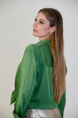 Camisa negra de satén con cuello clásico, mangas 3/4 y cierre frontal con botones.