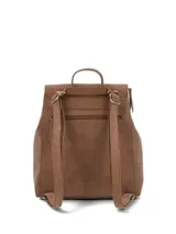 Mochila de cuero sintético color caramelo con solapa frontal, cierre principal y bolsillos laterales con tiradores largos. Incluye asa superior y logo de la marca grabado en la parte inferior.