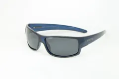 Lentes de sol MDQ modelo Queñi, con armazón de policarbonato en color azul traslúcido y cristales oscuros. Presentan un diseño deportivo envolvente con el logo de la marca en las patillas.