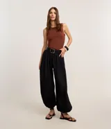 Blusa sin mangas de Cortelle, color negro, de corte ajustado y diseño liso, con detalle de ribete satinado en el cuello y las sisas.