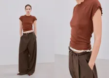Camiseta ajustada color marrón con mangas cortas y terminaciones con volados delicados en cuello, mangas y dobladillo.