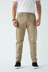 Pantalón de gabardina color beige, corte recto, con cinco bolsillos y logo bordado.
