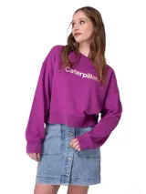 Buzo de cuello redondo color fucsia, confeccionado en french terry suave. Presenta un gráfico iridiscente con el nombre de la marca en el centro del pecho, mangas largas con hombros caídos y puños, cuello y dobladillo de punto acanalado.