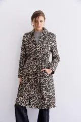 Abrigo tipo trench largo con estampado de leopardo, solapas y lazo de ajuste en la cintura.