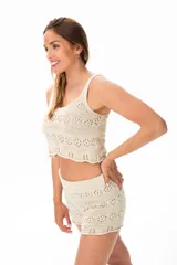 Musculosa de punto calado color beige, con breteles finos.