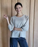 Remera de algodón con cuello redondo y mangas abullonadas de textura diferenciada. Presenta un diseño versátil con cuerpo de algodón y mangas de tussor al tono.