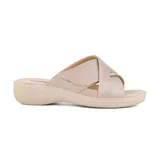 Sandalia casual color beige con tiras cruzadas y suela de goma.