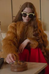 Tapado de piel sintética color camel, corte recto y silueta relajada, con interior forrado y bolsillos funcionales.