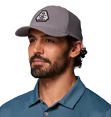 Gorra gris Columbia modelo Mountaincap II 3D, con paneles traseros de malla perforada por láser y parche de goma frontal con el logo de la marca. Cuenta con tecnología Omni-SHIELD™ de repelencia al agua y las manchas.