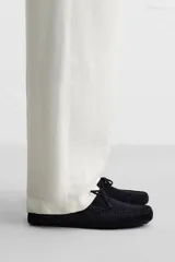 Mocasín casual de hombre, color azul marino, fabricado en piel serraje de alta calidad. Tiene forro y plantilla de piel, detalle de lazo en el empeine y horma redonda.