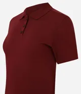 Blusa estilo polo de manga corta, confeccionada en tejido piquet color bordó. Presenta cuello clásico y cierre frontal con tres botones.