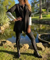 Tapado negro con mangas 3/4 con apliques dorados.