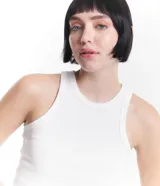 Musculosa básica de Blue Steel, confeccionada en tejido rib de algodón con textura acanalada. Presenta cuello redondo y diseño ajustado sin estampas.