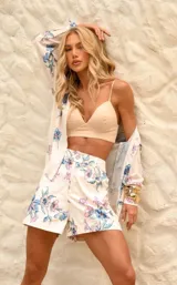 Short de tiro alto con estampado floral en tonos azules y violetas.