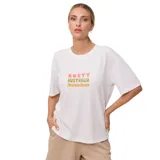 Remera blanca de mangas cortas con estampado frontal que dice "Rusty Australia Mermaid Beach" en letras de color rosa y amarillo.