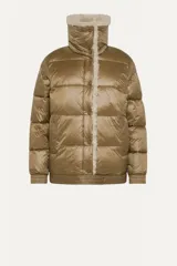 Campera puffer color marrón con cuello alto de piel sintética color crema. Cierre frontal con botones a presión y bolsillos laterales. Puños y ruedo elastizados.