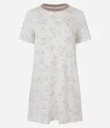 Camisón corto de viscosa, color blanco, con cuello redondo en contraste y mangas cortas. Presenta un estampado de contorno de animalitos.