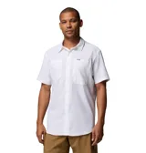 Camisa de manga corta Columbia modelo Silver Ridge II SS, color blanco, con bolsillos frontales con solapa y cierre de velcro, cuello clásico y diseño transpirable con tecnología de protección solar y absorción de humedad.