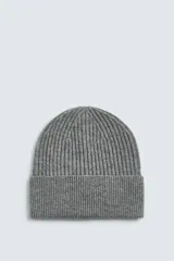 Gorro de punto tejido en mezcla de lana y cashmere, con diseño acanalado y vuelta en el borde.