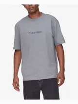 Remera gris de algodón con logo Calvin Klein estampado en el pecho, corte relaxed y mangas cortas.