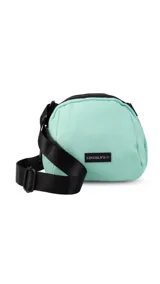 Bandolera pequeña de diseño moderno, confeccionada en tafeta liviana y resistente. Cuenta con cierre superior, correa ancha ajustable y logo frontal de la marca.